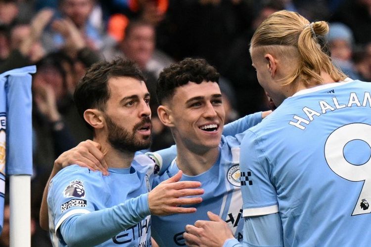 Gelandang serang Manchester City Phil Foden merayakan gol pembuka pada laga Liga Inggris antara Manchester City dan Leeds United di Stadion Etihad di Manchester, barat laut Inggris, pada 29 November 2025.
