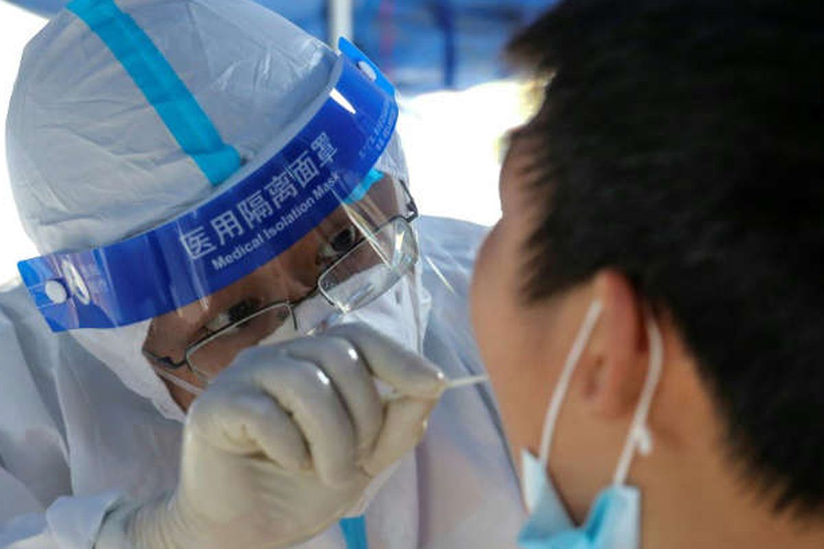 China melarang penduduknya meninggalkan rumah, dan mengadakan tes massal dalam upaya memerangi wabah virus corona terbesar yang terjadi dalam beberapa bulan terakhir ini.