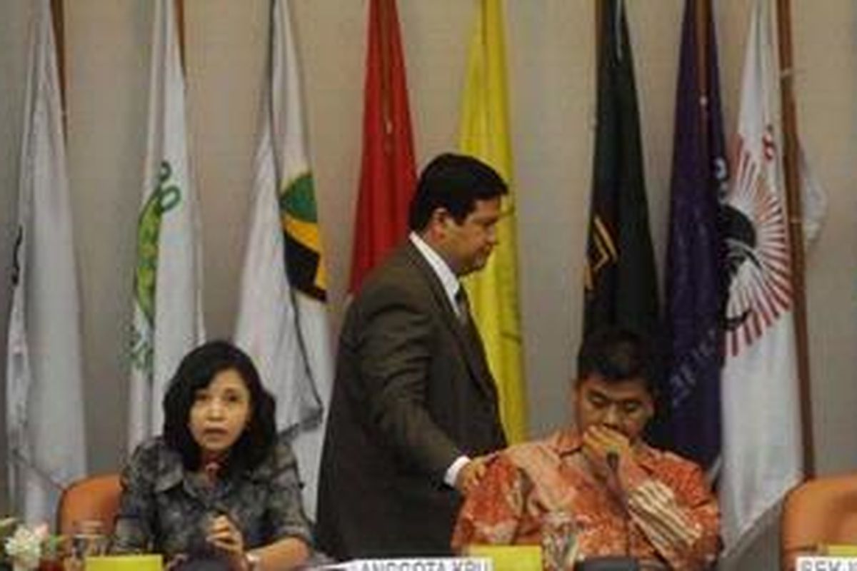 Ketua Komisi Pemilihan Umum (KPU), Husni Kamil Manik (tengah) didampingi anggota KPU Ida Budhiati (kiri), dan Juri Ardiantoro memimpin rapat penjelasan dan verifikasi administrasi partai politik di Kantor KPU, Jakarta, Jumat (21/9/2012). Rapat dihadiri puluhan utusan partai politik yang lolos verifikasi tahap pertama.   