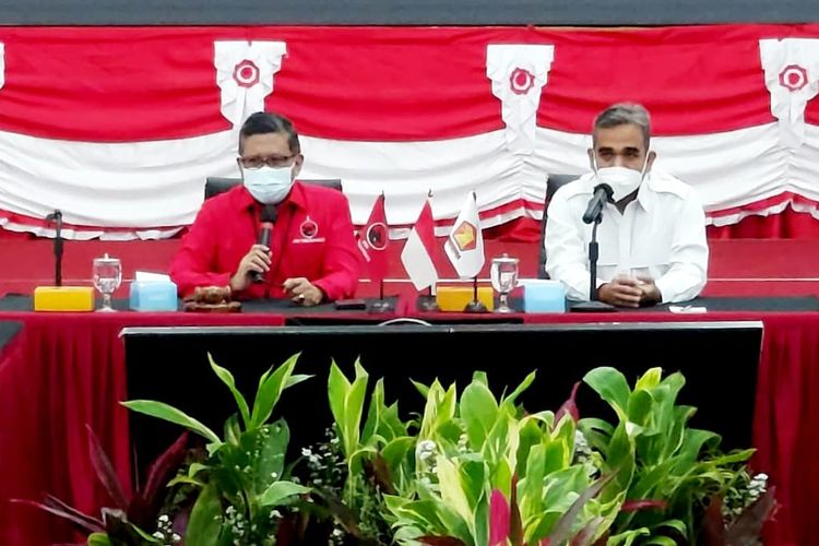 Sekretaris Jenderal PDI-P Hasto Kristiyanto dan Sekretaris Jenderal Partai Gerindra Ahmad Muzani dalam pertemuan antara kedua partai di Kantor DPP PDI-P, Jakarta, Selasa (24/8/2021).