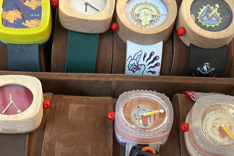 Produk jam tangan kayu yang diproduksi oleh Pala Nusantara.
