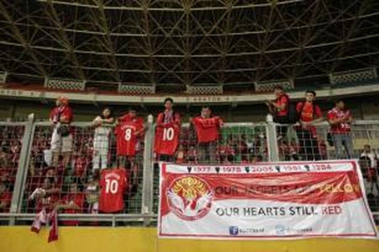 Penggemar menyaksikan tim Liverpool berlatih jelang pertandingan persahabatan di Stadion Utama Gelora Bung Karno, Senayan, Jakarta, Jumat (19/7/2013). Liverpool akan bertanding melawan tim Indonesia XI di stadion tersebut, pada Sabtu, 20 Juli.