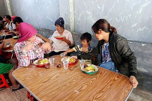 'Hemat Pengeluaran, Uang Bisa Buat Jajan Anak' Cerita Pemulung Antre Makan Gratis di Bekasi