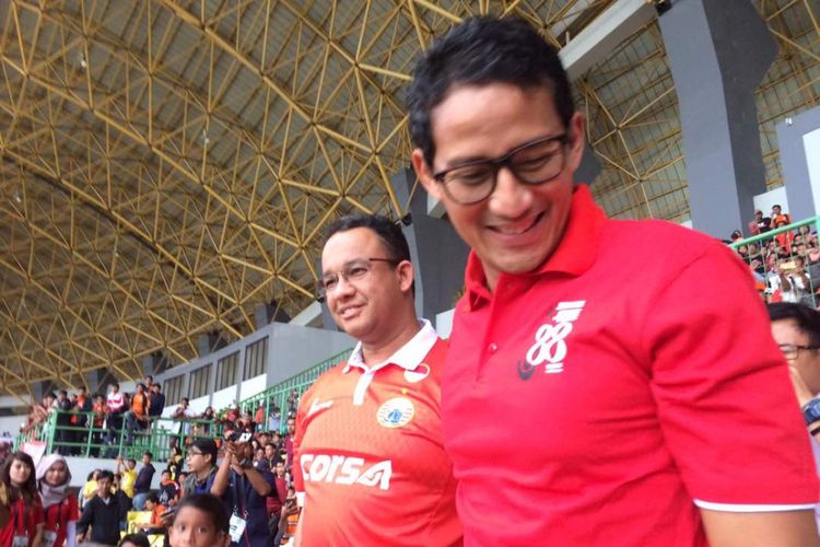 Pasangan calon gubernur dan wakil gubernur Anies Baswedan-Sandiaga Uno, menonton pertandingan Persija melawan Barito Putra di Stadion Patriot, Bekasi,  Jawa Barat, Sabtu (22/4/2017). 