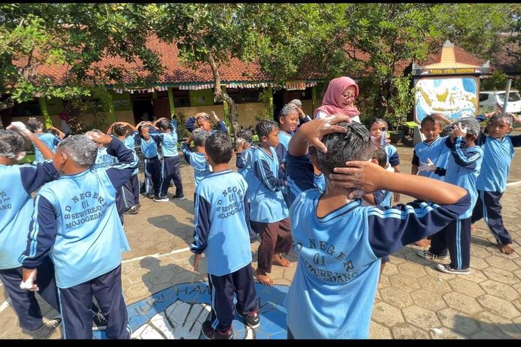 Puluhan siswa SD (Sekolah Dasar) Negeri 1 Sewurejo Kecamatan Mojogedang Kabupaten Karanganyar, Jawa Tengah, mengikuti keramas massal di sekolah pada Jumat (2/9/2022).