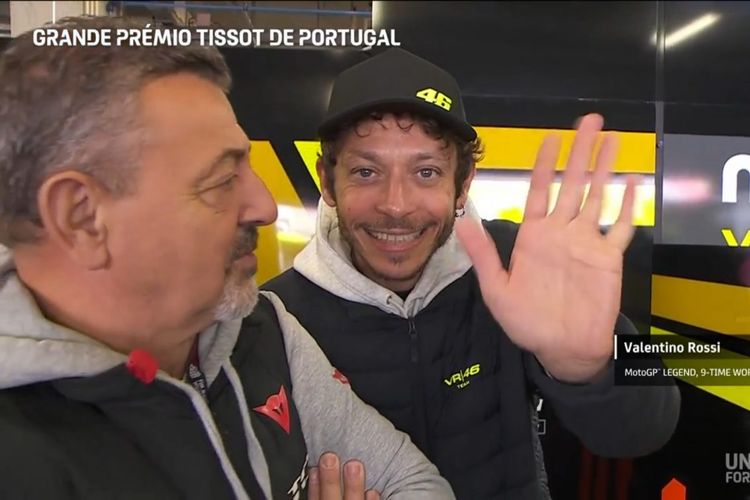 Valentino Rossi menengok Team Mooney VR46 miliknya pada hari kedua MotoGP Portugal 2022, Sabtu (23/4/2022).