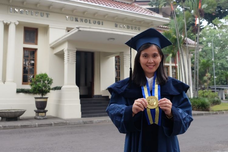 Agustina Monalisa Tangapo meraih gelar dokter melalui penelitian tentang Ubi Cilembu.