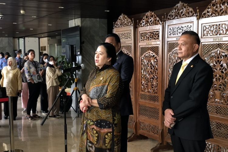 Ketua DPR RI Puan Maharani setelah memimpin rapat paripurna di Gedung DPR RI, Senayan, Jakarta, Selasa (23/3/2023). 