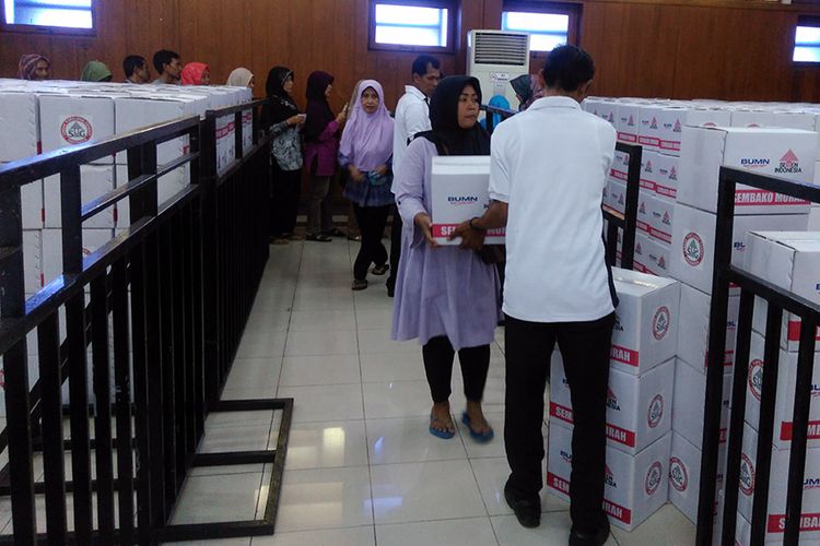 Meski sempat berdesakan di pintu masuk, namun warga akhirnya secara tertib mendapatkan paket sembako murah dari PT. Semen Indonesia.