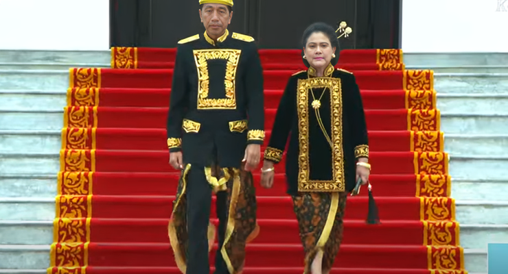 Jokowi-Ma'ruf Amin Kompak Pakai Baju Adat Kalimantan, Pimpin Upacara HUT Ke-79 RI
