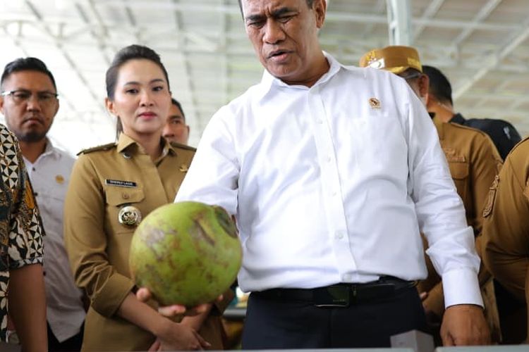 Menteri Pertanian (Mentan) Andi Amran Sulaiman saat berkunjung ke pabrik pengolahan kelapa PT NICO, Halmahera Utara, Maluku Utara, Minggu (27/10/2025). 
