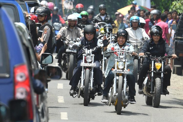 Presiden Joko Widodo dan rombongan bikers saat melakukan touring menggunakan motor chopper miliknya di Sukabumi, Jawa Barat, Minggu (8/4/2018). Di sela perjalanan itu, Jokowi sempat meninjau dua program padat karya yang dikerjakan oleh warga Sukabumi.
