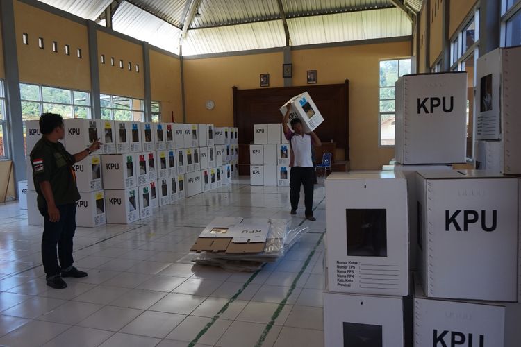 Panitia Pemilihan Kecamatan Kampak mengawasi gudang logistik yang berada di Kantor Kecamatan Kampak Kabupaten Trenggalek, Jawa Timur (15/4/2019)