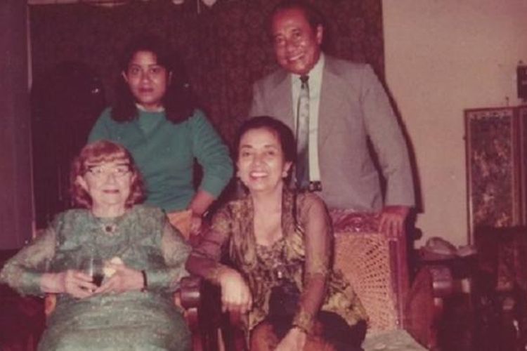Perempuan berambut pirang itu adalah K'tut Tantri, yang memiliki selusin nama julukan, salah satunya Miss Daventry. Tampak Bung Tomo berdiri bersama putri bungsunya, Ratna Sulistami. Sementara Sulistina Sutomo, istri Bung Tomo, tampak duduk bersama Tantri. Foto ini diambil ketika Tantri berkunjung ke rumah mereka di Jalan Besuki No.27 Menteng, Jakarta, pada 1980.