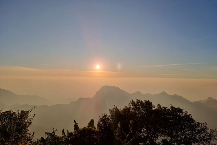 Sunset di Puncak Songolikur Gunung Muria, Jawa Tengah, Rabu (9/8/2023).