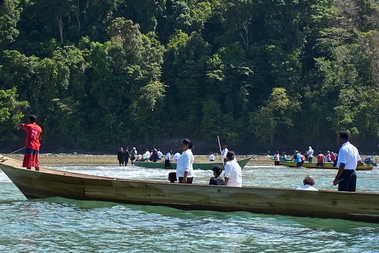 Warga Kampung Aduwei, Distrik Misol Utara, Raja Ampat, Papua Barat,  saat tiba di salah satu lokasi buka Sasi untuk pencabutan plang sasi, Kamis (18/10/2023). Foto Farid Assifa