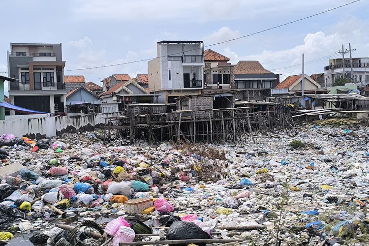 Sampah Rumah Tangga Menumpuk di Pesisir Branta Pamekasan, Sebabkan Bau Anyir