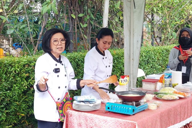 Pakar kuliner Sisca Soewitomo melakukam demo masak terkait makanan sehat bergizi di peringatan Hari Tampa Tembakau Sedunia di Festival Ku Kira Ku Sehat di RPTRA Kembangan, Jakarta Barat, Selasa (31/5/2022).
