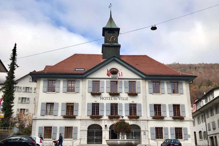 Gedung Balai Kota Moutier, sebuah daerah di Bern, Swiss, yang mendapat julukan sebagai kota separatis.