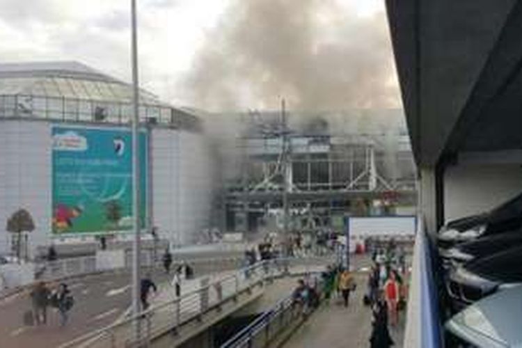 Suasana setelah terjadi ledakan di bandara Brussel. Orang-orang berlarian keluar dari bandara setelah mendengar dua ledakan.