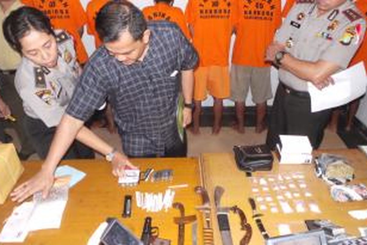 Polres Metro Jakarta Timur mengungkap kasus narkoba, salah satunya melibatkan pegawai Lapas Klas I Cipinang. Rabu (23/4/2014).