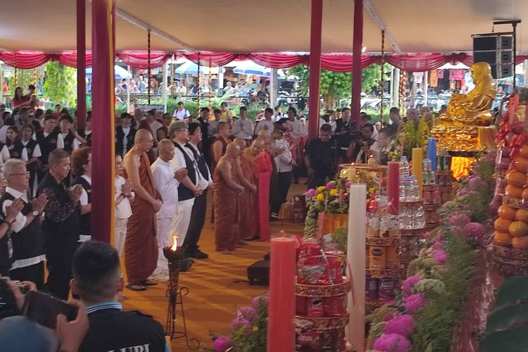 Kirab Waisak: Air Berkah dan Api Abadi Dibawa dari Candi Mendut ke Candi Borobudur Besok