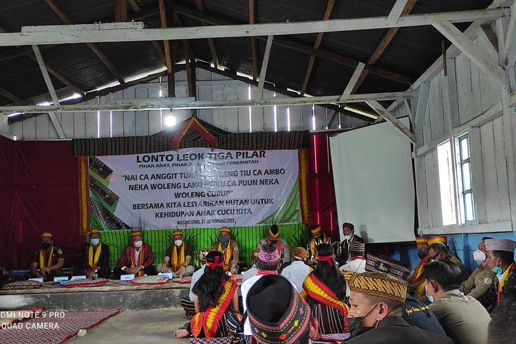 Acara Lonto Leok yang digelar bersama pemerintah, agama dan tokoh adat yang dihadiri Direktur Jenderal Konservasi Sumber Daya Alam dan Ekosistem Kementerian Lingkungan Hidup dan Kehutanan, Wiratno, di Kabupaten Manggarai Timur, NTT