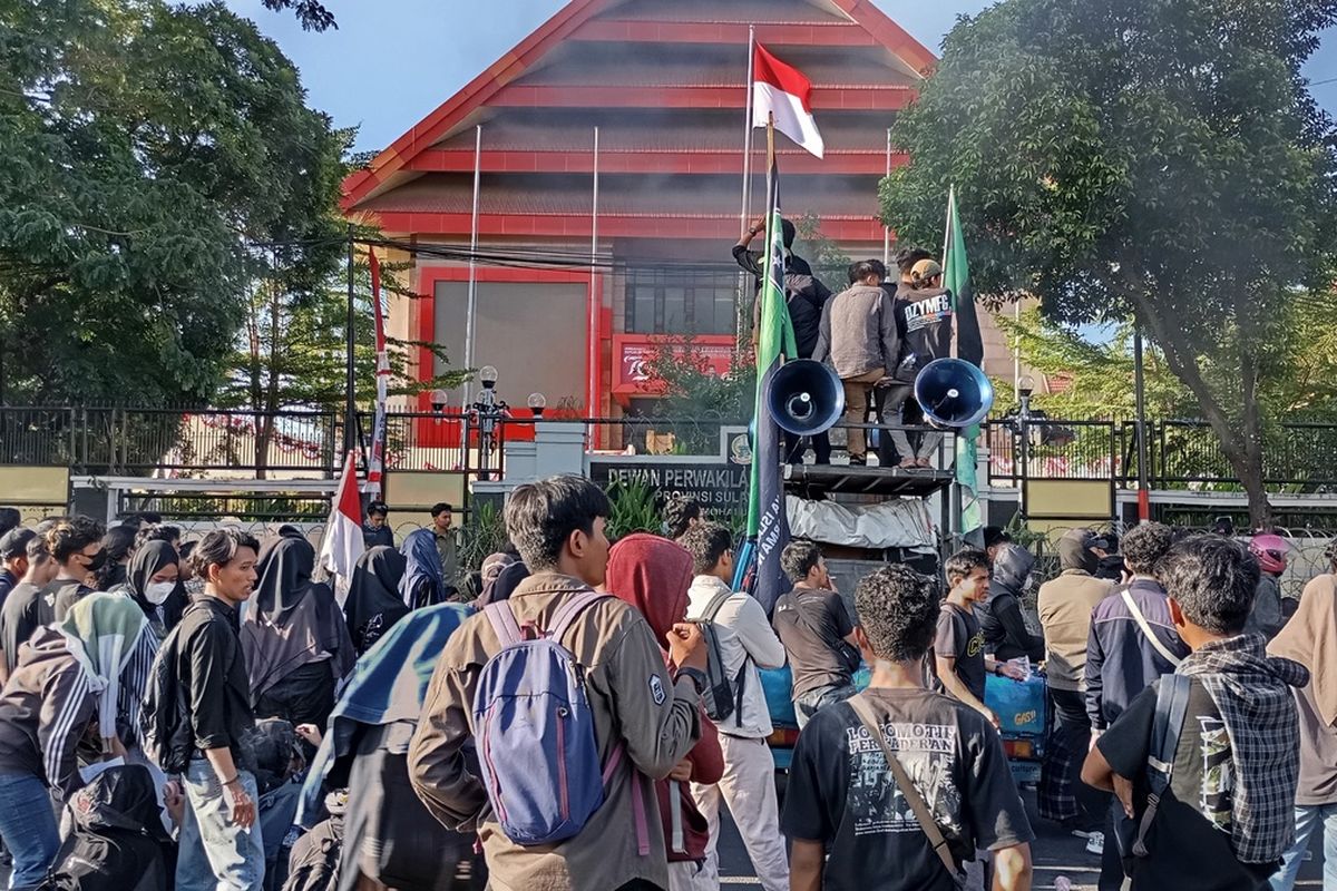 Ribuan mahasiswa yang melakukan unjuk rasa di depan gedung DPRD Sulsel, Jalan Urip Sumiharjo, Kota Makassar, Sulsel, Jumat (23/8/2024) siang.