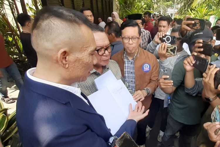 Rismon Pamerkan Tanda Tangan Jokowi di Buku Monografi 