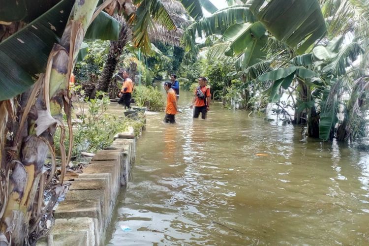 Petugas BPBD Gresik terus bersiaga memantau daerah terdampak banjir, khususnya di wilayah Gresik bagian utara.