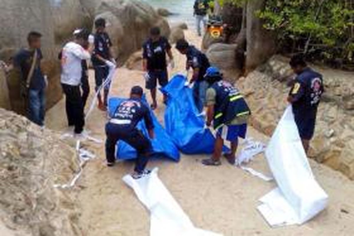 Petugas kepolisian Thailand sedang berupaya memindahkan jasad sepasang turis Inggris yang tewas di pantai pulau Koh Tao, Thailand, Senin (15/9/2014).