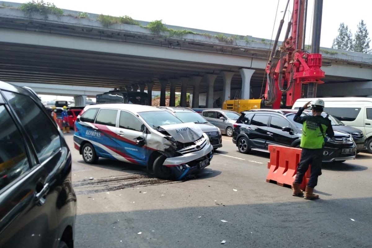 Tampak mobil Kompas TV rusak berat akibat tabrakan beruntun dengan sesama mobik rombongan wartawan di Tol Jakarta-Cikampek, Kota Bekasi, Minggu (31/3/2019).