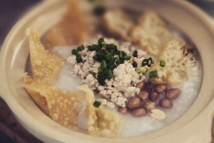 Salah satu menu bubur ayam claypot di Dapur mama J&J, Pusat. 