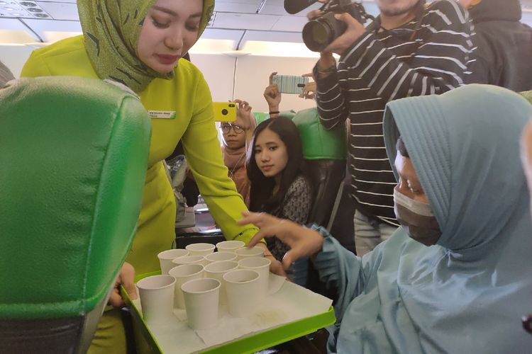 Pramugari memberikan minuman herbal wedang jahe kepada penumpang penerbangan Citilink Jakarta - Denpasar, Kamis (5/3/2020).