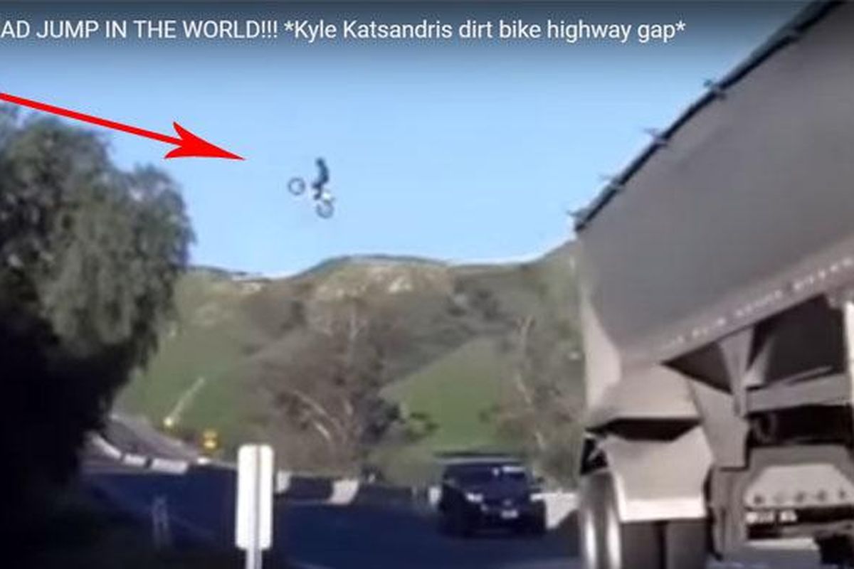 Biker nekat, Kyle Katsandris, lompati jalan tol di California.