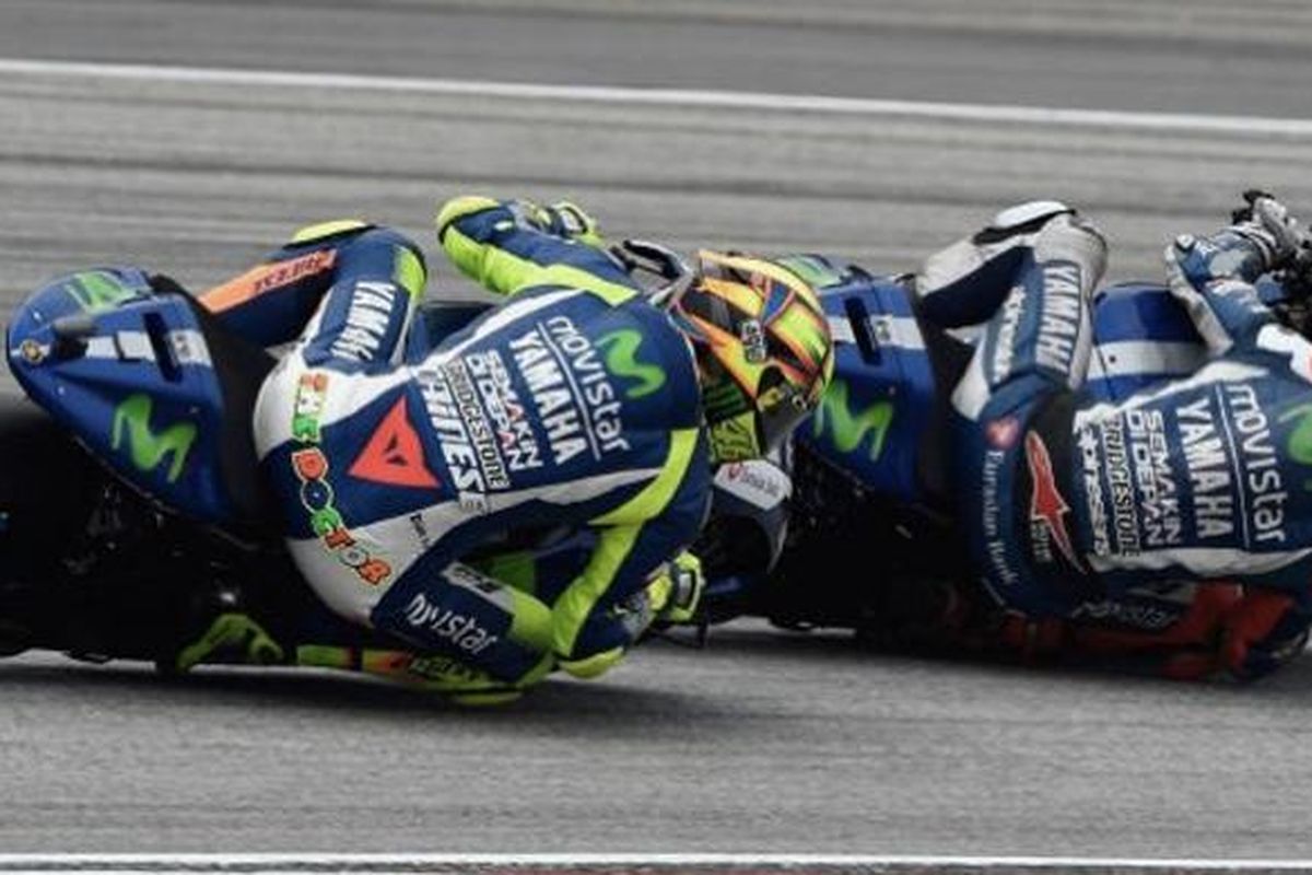 Valentino Rossi dan Jorge Lorenzo saat pengujian ban Michelin