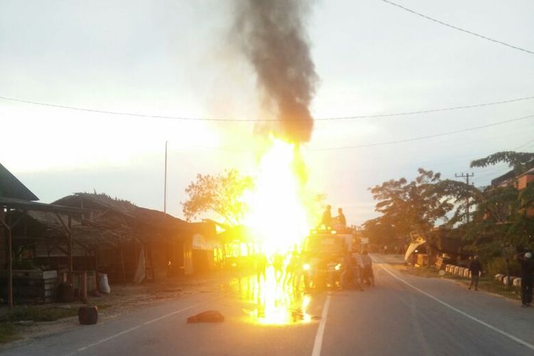 Kecelakaan maut terjadi, Senin (31/7/2017) pagi, di Kota Langsa, Aceh. Mobil penumpang terbakar dan 5 orang meninggal dunia.