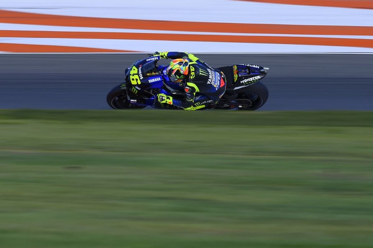 Valentino Rossi saat sesi tes resmi di Valencia. (Photo by JOSE JORDAN / STR / AFP)