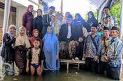 Warga Semarang Tetap Gelar Akad Nikah di Tengah Banjir Setinggi Lutut