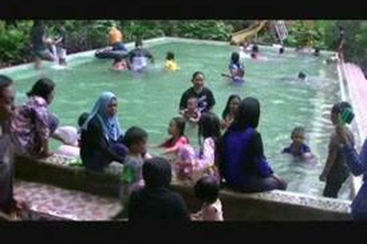 Rawabangun Mandar, di desa Batetangnga, Kecamatan Binuang, Polewali Mandar, Sulawesi Barat merupakan salah satu destinasi wisata yang ramai dikunjungi warga yang ingin menikmati liburan panjang bersama keluarga.