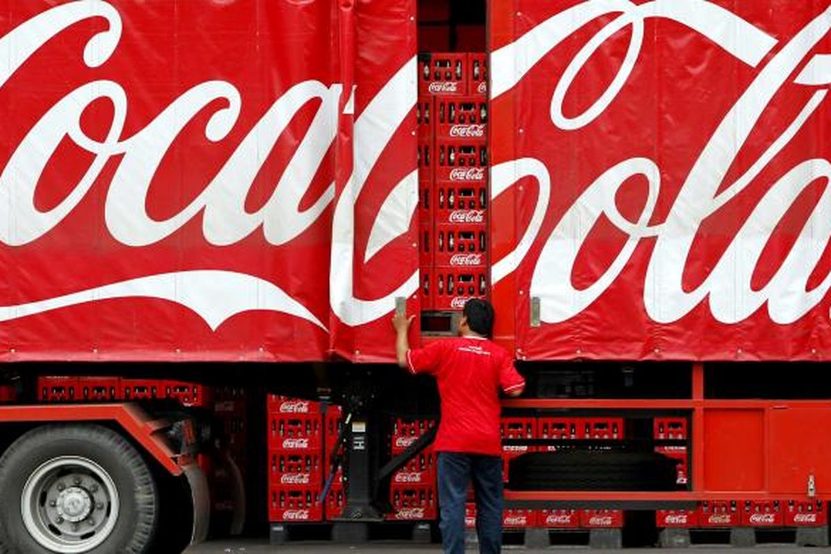 Aktivitas pengangkutan minuman kemasan di Pabrik Coca-Cola Amatil Indonesia, Cibitung, Bekasi, Jawa Barat, beberapa waktu lalu.