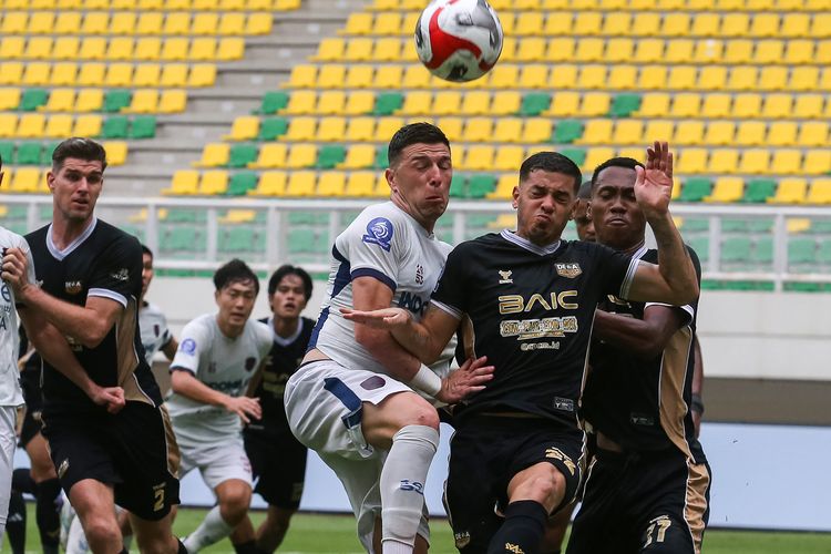 Pemain Dewa United Alta Ballah (kanan) dan Alexis Messidoro (kedua kanan) berebut bola dengan pemain Persita Tangerang Andrejic Aleksa (ketiga kanan) pada pertandingan Super League 2025/2026 di Banten International Stadium, Kabupaten Serang, Banten, Sabtu (29/11/2025). Dewa United mengalahkan Persita Tangerang dengan skor 1-0. ANTARA FOTO/Angga Budhiyanto/bar