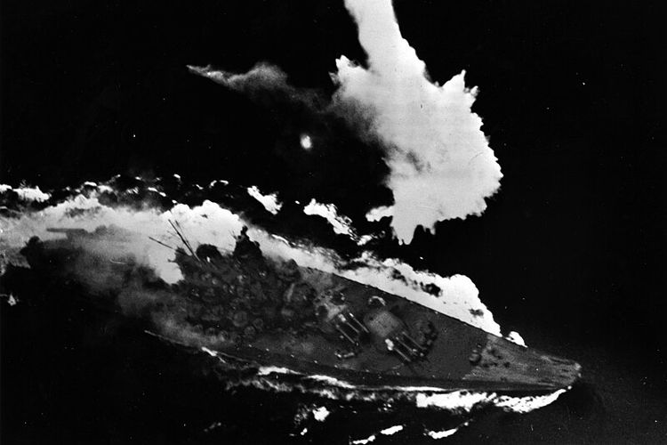Kapal Yamato milik Jepang saat dibombardir pasukan Sekutu pada masa Operasi Ten-Go dalam Perang Dunia II.
