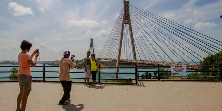 Warga berfoto dengan latar belakang pemandangan Jembatan Barelang di Batam, Kepulauan Riau, Minggu (8/2/2015). Jembatan ini merupakan satu dari enam jembatan yang dibangun untuk menghubungkan enam pulau di Batam, yaitu Pulau Batam, Pulau Tonton, Pulau Nipah, Pulau Rempang, Pulau Galang dan Pulau Galang Baru.