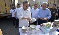 Mendag Zulhas Pimpin Pemusnahan Produk-produk Impor Ilegal Senilai Rp 12 Miliar