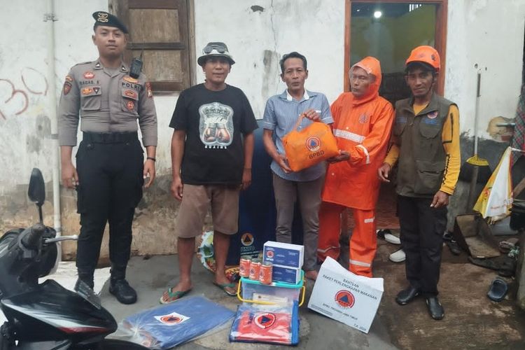 Petugas BPBD Kabupaten Pasuruan memberikan bantuan kedaruratan terhadap warga yang terdampak cuaca ekstrem, angin kencang yang melanda di 4 kecamatan, Rabu (10/12/2025). 