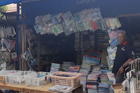 Kisah Gatot, Penjual Buku Bekas di Grogol yang Bertahan di Tengah Gempuran Teknologi