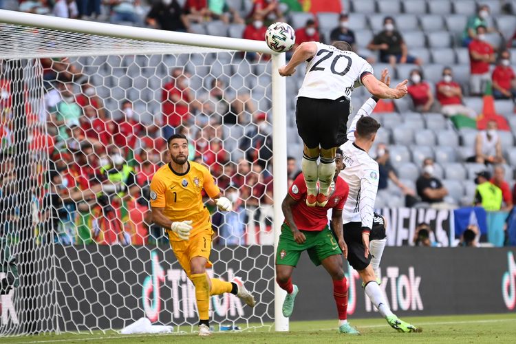 Robin Gosens membobol gawang Portugal via sundulan kepala dalam laga Grup F Euro 2020 kontra Portugal di Football Arena, Muenchen, 19 Juni 2021.