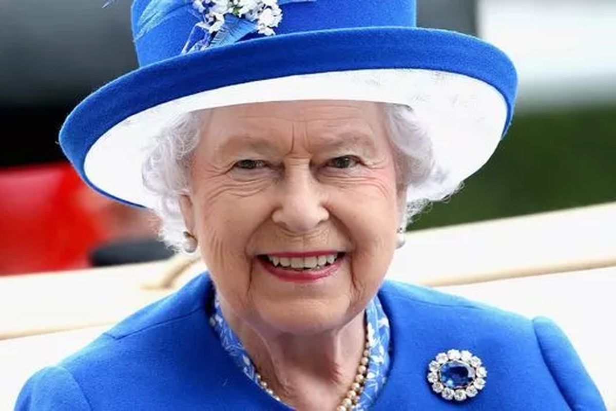 Ratu Elizabeth II mengenakan bros Pangeran Albert.