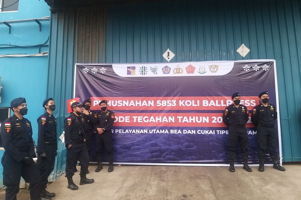 Kantor Pelayanan Utama (KPU) Bea Cukai Batam melaksanakan pemusnahan barang yang menjadi milik negara (BMMN) berupa pakaian bekas, sepatu bekas, dan tas bekas di kawasan PT Desa Air Cargo, Kabil, Batam, Kepulauan Riau (Kepri).